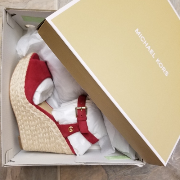 New Michael Kors Carlyn Wedge Berry heels sandals - Picture 5 of 5